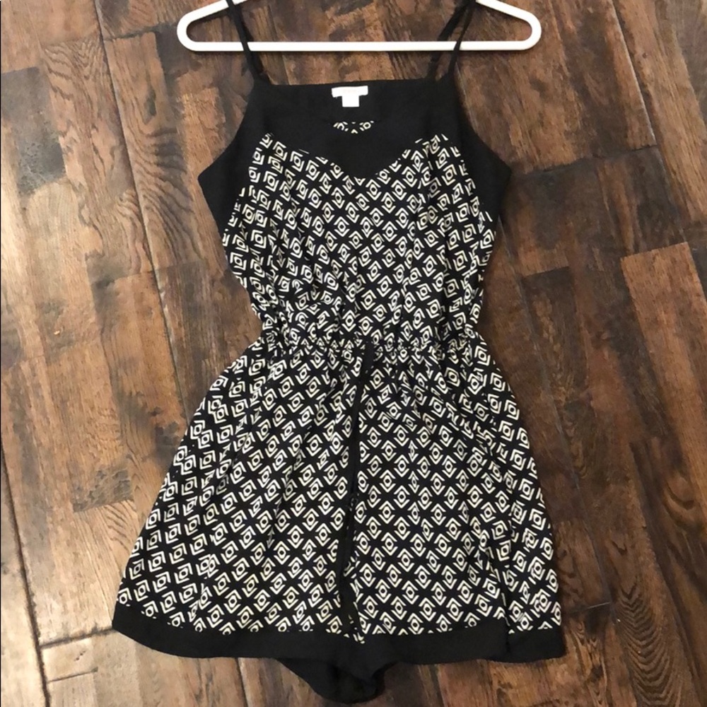 BLACK AND WHITE PATTERNED ROMPER